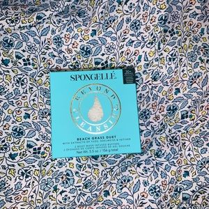 Spongelike beach grass duet